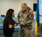 Відзнаку загиблого поліцейського з Луганщини отримала дружина