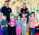 Поліцейські Луганщини разом з дітьми-ВПО виготовили декор до Великодня (ФОТО)