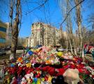 В Одесі сотні людей прощалися із родинами, які вбив російський дрон: дітей поховали разом із батьками (ФОТО)