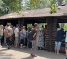 У Рубіжному пенсіонери стоять у чергах за їжею, яку наливають у пакети (ФОТО)