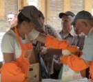 У Рубіжному пенсіонери стоять у чергах за їжею, яку наливають у пакети (ФОТО)