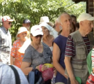 У Рубіжному пенсіонери стоять у чергах за їжею, яку наливають у пакети (ФОТО)
