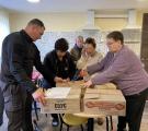 Напередодні Дня матері у Сіверськодонецькому прихистку в Самарі жінки готували гостинці для бійців