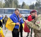Відбувся обмін полоненими: з неволі повернулися 193 українські воїни (ФОТО)