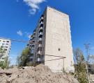 «Перебувати небезпечно»: у Сіверськодонецьку показали наслідки незавершеного «ремонту» будинку (ФОТО)