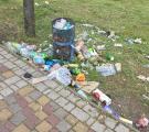 «Просто звалище»: жителі окупованого Сіверськодонецька скаржаться на сміття у сквері (ФОТО)