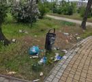 «Просто звалище»: жителі окупованого Сіверськодонецька скаржаться на сміття у сквері (ФОТО)