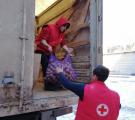 Робота луганського Червоного Хреста: 300 буханок хліба щодня, продукти та ковдри для людей у бомбосховищах