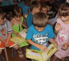 Співробітники ДАЇ подарували дітям навчально-розважальні книжки 