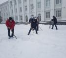 Работники северодонецкого исполкома убирают снег