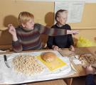 Жители убежища режут хлеб и сушат сухари | из архива Анны Гречишкиной