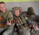 Сержант бригади НГУ виконує власну пісню у перерві між боями у Северодонецьку