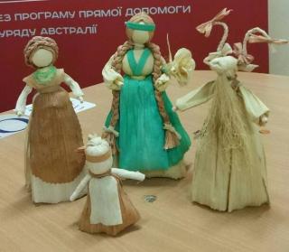 "Куколка на счастье" из кукурузных листьев.