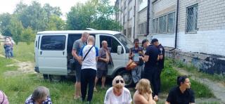Попаснянські поліцейські допомагають землякам, але вже на Дніпропетровщині.