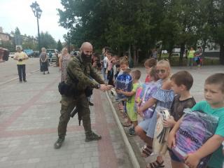Кадиров передав школярам зруйнованого Сєвєродонецька рюкзаки і певен, що тепер вони повністю готові навчатися