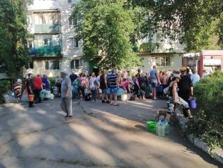 Рятувальники доставили жителям Лисичанська за добу 300 кг продуктів та 40 тонн води