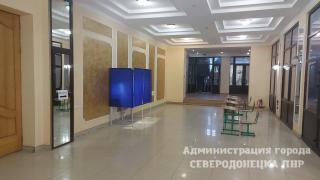 Окупанти показали “виборчу дільницю” в Сєвєродонецьку, та забули запросити “масовку”