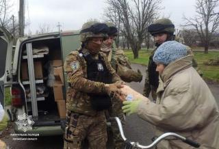 Патрульні поліцейські доставили понад 2 тонни гуманітарної допомоги в звільнені села Луганщини