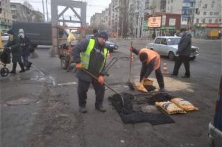 В Северодонецке ремонтируют аварийные участки дорог