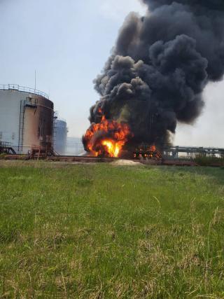 Знову росіяни обстріляли нафтопереробний завод у Лисичанську