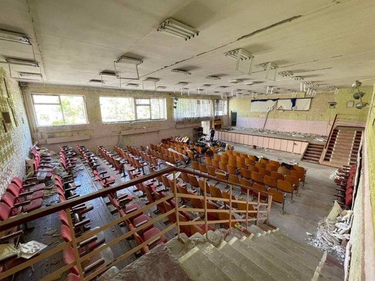 Зруйнована актова зала школи у Сєвєродонецьку