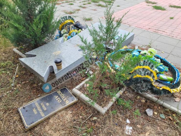 зруйнований пам'ятник бійцям АТО в Новоайдарі