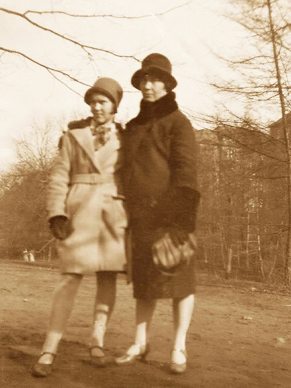 Дружина Таїсія Пилипівна та дочка Олена у Харкові після повернення з Німеччини