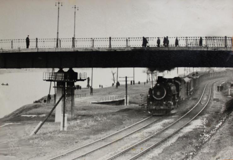 Під бетонним Павлоградським мостом, збудованим у 1957 р., вже могла проходити залізниця
