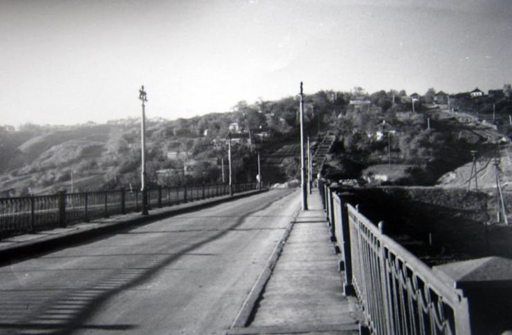 На фото 1963 р. справа видно дорогу, яка веде вгору
