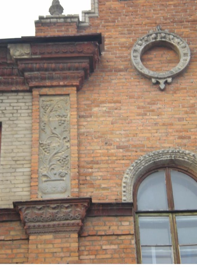 Фрагмент оформления здания  по ул. Ленина, г. Северодонецк.