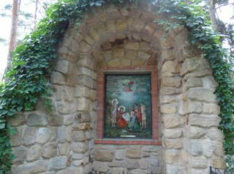 В честь двухтысячелетия Рождества Христова был открыт  грот, символизирующий каменную пещеру, где родился Иисус Христос