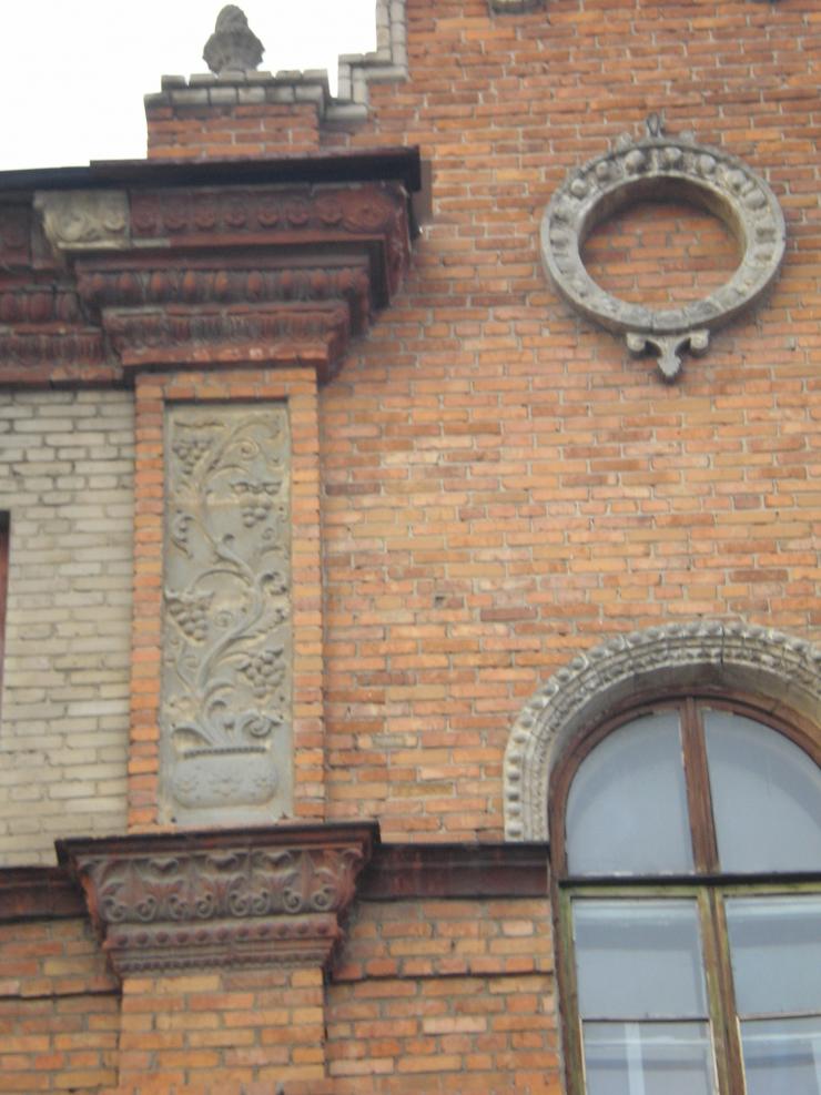Фрагмент оформления здания по  ул. Ленина, г. Северодонецк.