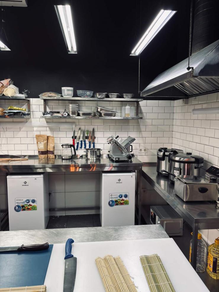 «Ці ті «Суші шишки», що були у Старобільську?» Вона каже, що так. А їй відповідають – «О, Боже!» Вона пише – «Щось не так?» А їй пишуть – «Та ні, просто коли я у Бучі кожного разу замовляла суші, згадували старобільські «Суші Шишки»