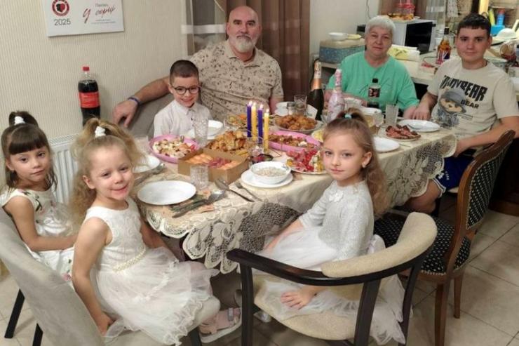 Велика родина за столом. Фото надала Карпцова