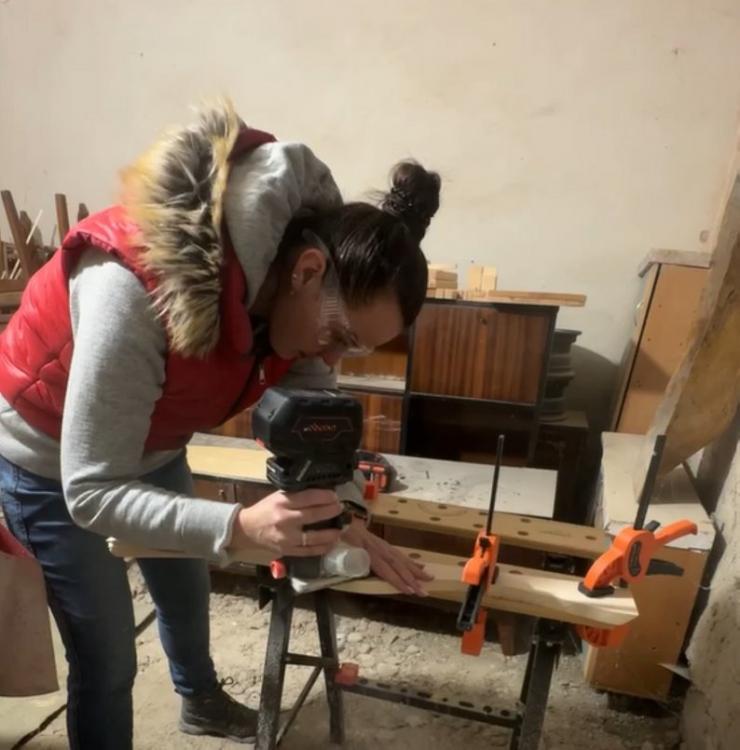 На Хмельниччині переселенка з Луганщини реставрує меблі зі зруйнованих будинків