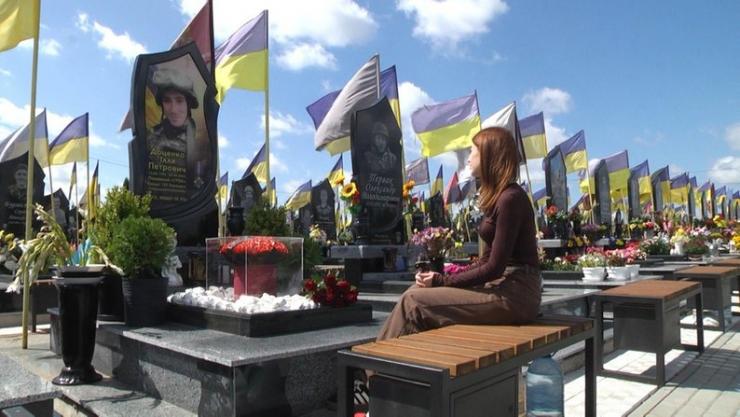 Маргарита Доценко на Алеї Слави в Хмельницькому біля могили свого чоловіка, який загинув на фронті, серпень 2025 року. Суспільне Хмельницький