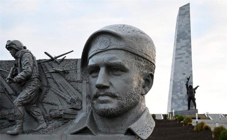 Пам'ятник терористу "Моторолі" на Савур-Могилі