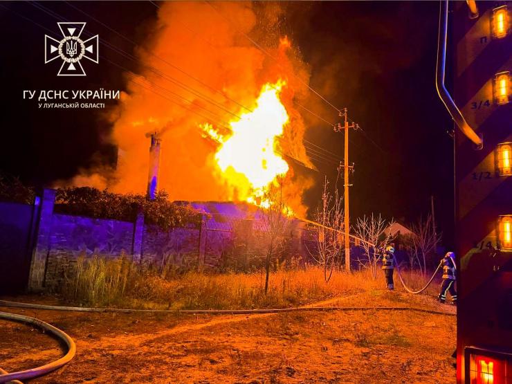 Луганські рятувальники ліквідували пожежу на Харківщині