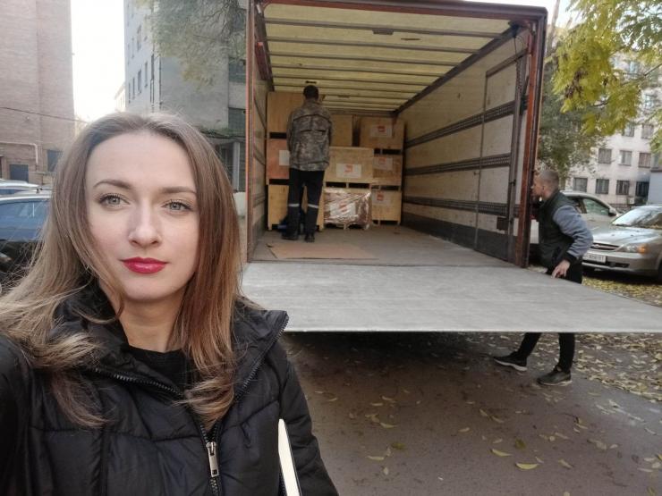Анна Ніколаєнко під час розкгрузки гуманітарної допомоги