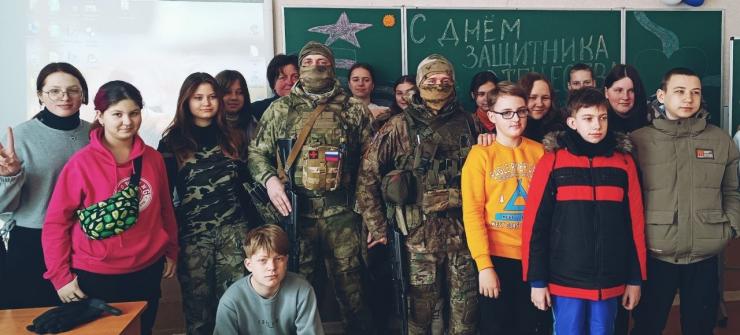 Учні сєвєродонецької школи з бойовиками Сибірського підрозділу росгвардії