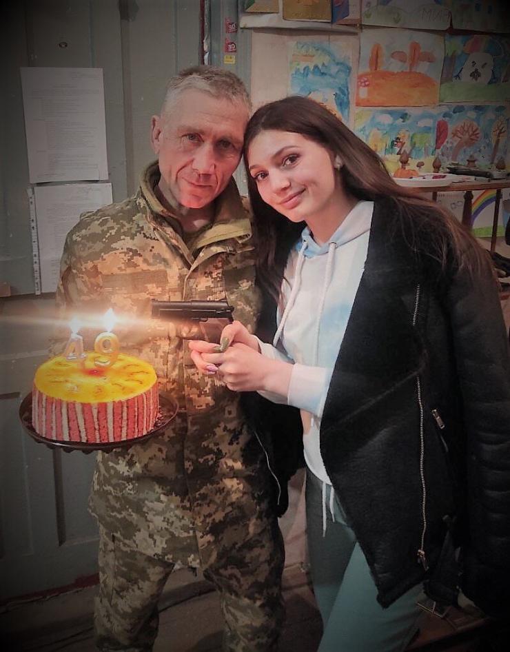 Анастасія з батьком святкують його день народження на передовій