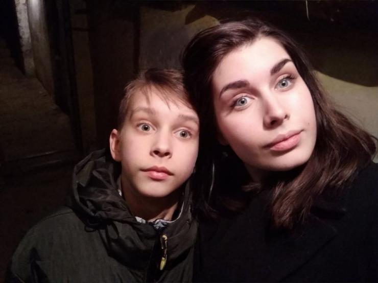 Анастасія з молодшим братом у сховищі