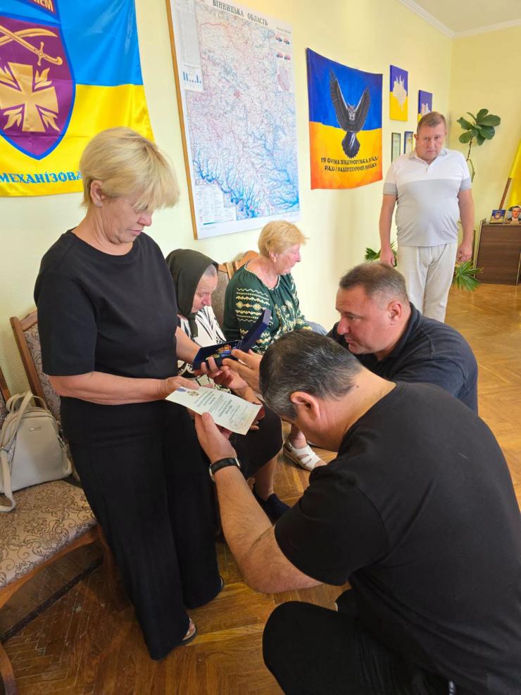 Військового з Луганщини посмертно нагородили «Комбатантським хрестом»