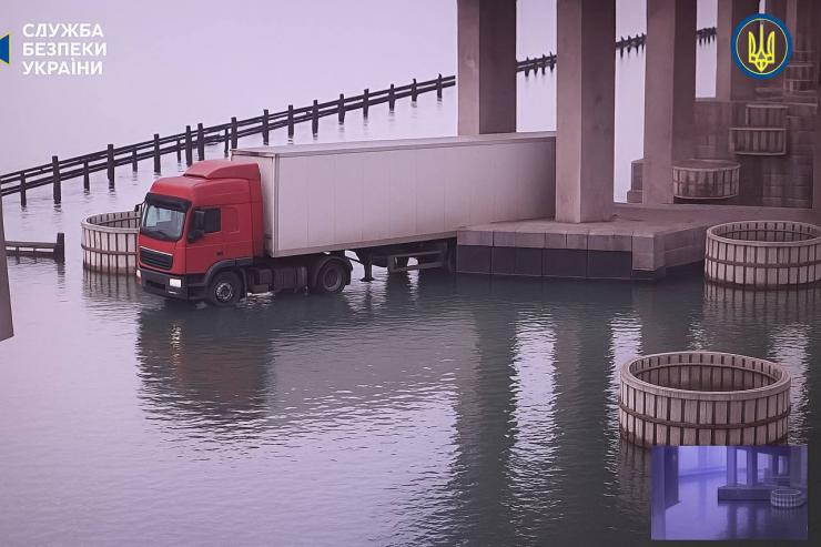 Україна підірвала опори Кримського мосту під водою: українці жартують, що це були вантажівки