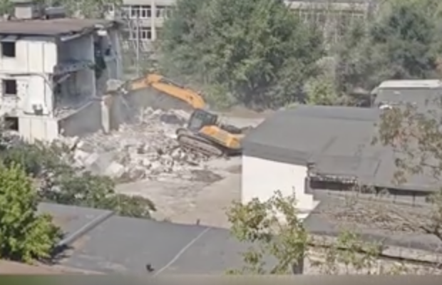 В окупованому Сіверськодонецьку демонтують пошкоджений будинок